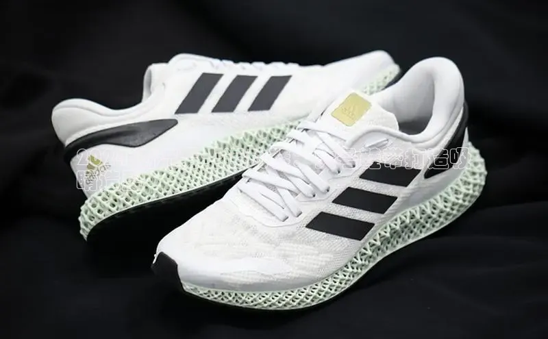 米兰·全站APP登录入口小红书2024 潮流男士运动鞋：大号鞋带打造吸
睛造型