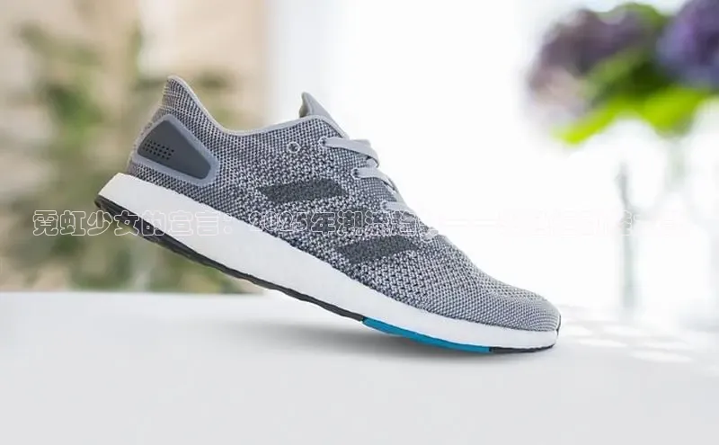 霓虹少女的宣言：2025年潮流趋势——彩色运动鞋女款